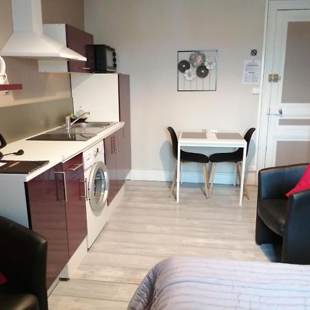 Joli Studio Dans Un Ancien Hotel Du XIX Siecle - Proche Toutes Commodites - Thermes Et Parc 维泰勒 外观 照片