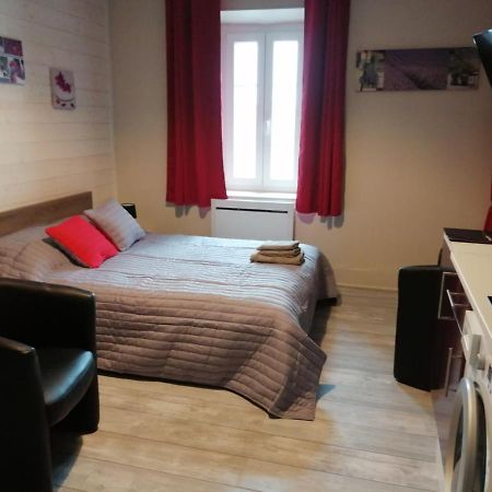 Joli Studio Dans Un Ancien Hotel Du XIX Siecle - Proche Toutes Commodites - Thermes Et Parc 维泰勒 外观 照片